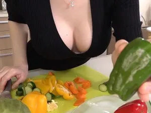 ở nhà làm bài tập cũng không yên với nhỏ bạn thân chuyên “chăn chuối”
