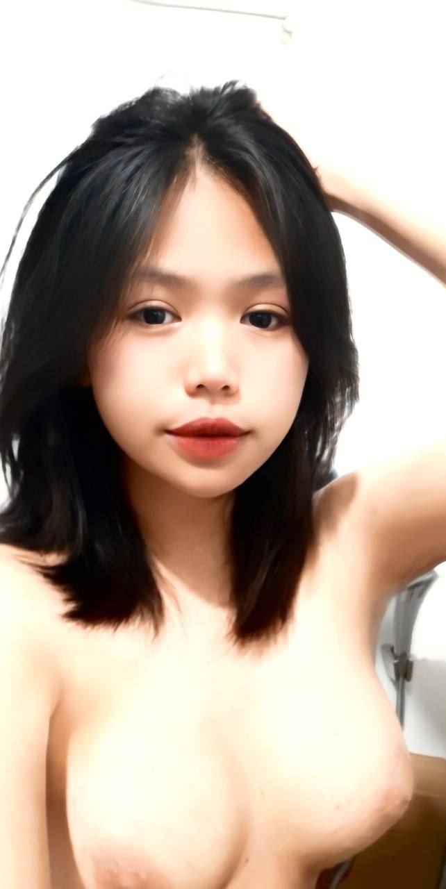 Cô gái trẻ đầy đặn với vẻ quyến rũ lẳng lơ và hai anh em đang quan hệ tình dục trong khách sạn, liếm, mút, cọ xát, rên rỉ và la hét...