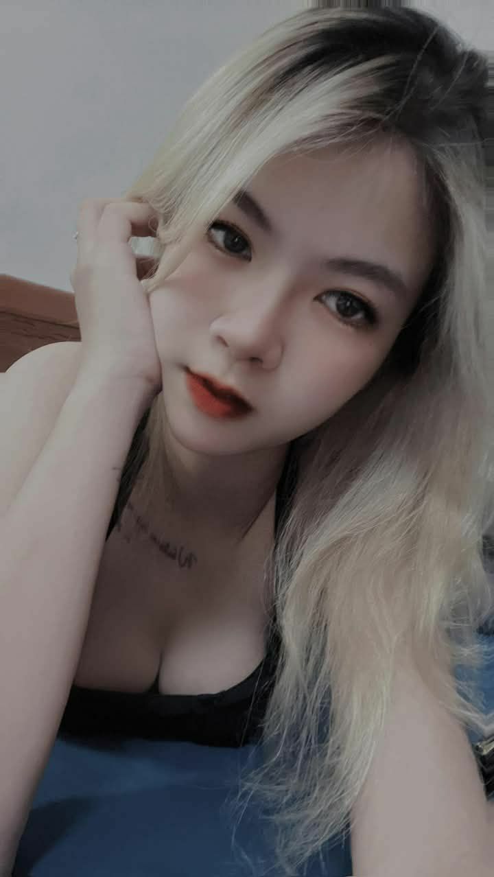 "Mèo của em sướng quá~ Đụ em mạnh hơn đi... Đụ em đến chết đi!" Cô gái loli xinh đẹp trong đôi tất lưới đen bị cậu em trai dùng con cặc to quan hệ không dùng bao cao su, cô ta cứ nói năng dâm đãng, và cậu em trai rút cặc ra rồi bắn...